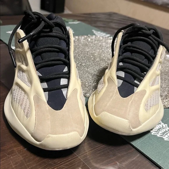 Adidas YEEZY 700 V3 Azael Black Mens Size 8 /Womens size 9 FW4980 - Picture 4 of 16